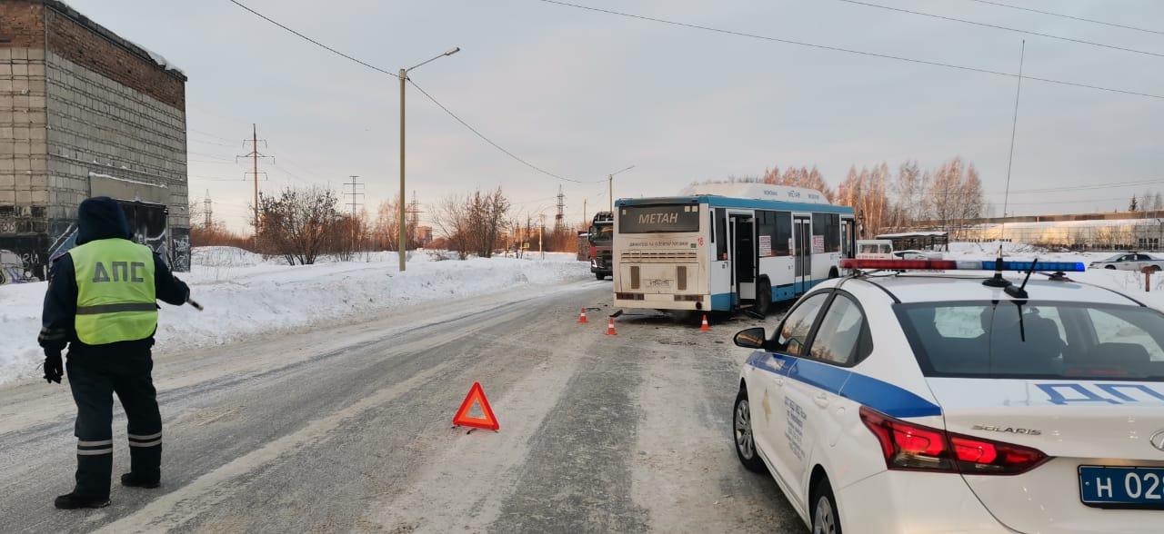 Фото Водитель Honda погиб в ДТП с автобусом № 18 в Новосибирске 4